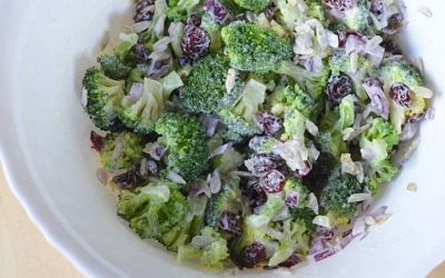 Brokolių salotos su džiovintomis spanguolėmis