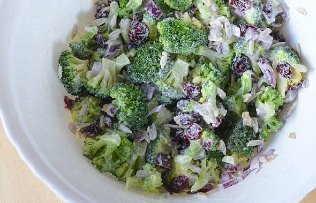 brokoliu salotos su dziovintomis spanguolemis